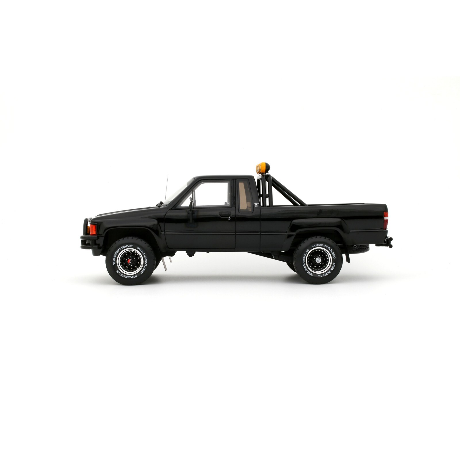 Toyota Hilux SR5 Glossy Black 202 1985