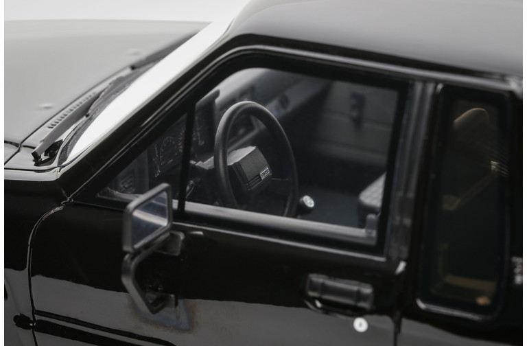 Toyota Hilux SR5 Glossy Black 202 1985