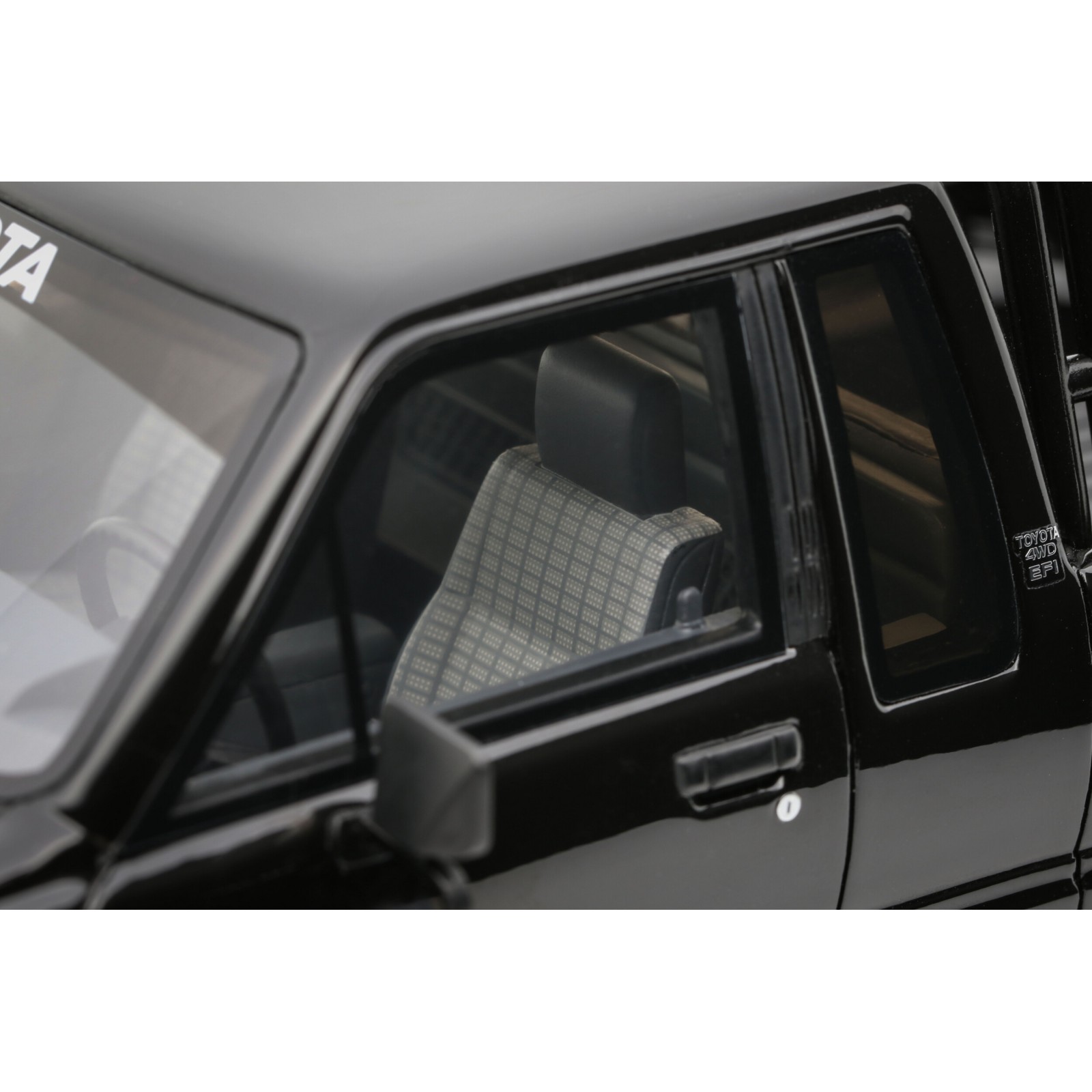 Toyota Hilux SR5 Glossy Black 202 1985