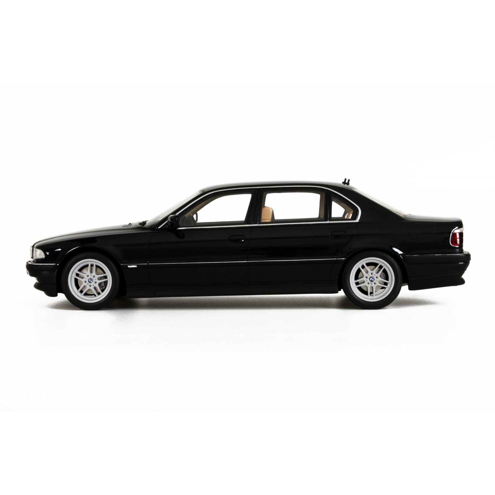 BMW E38 750 iL Schwarz II 668 1998
