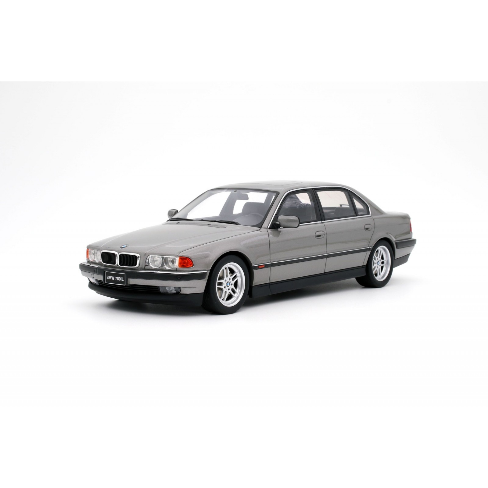 BMW E38 750 IL Aspen Silver Metallic 339 1995