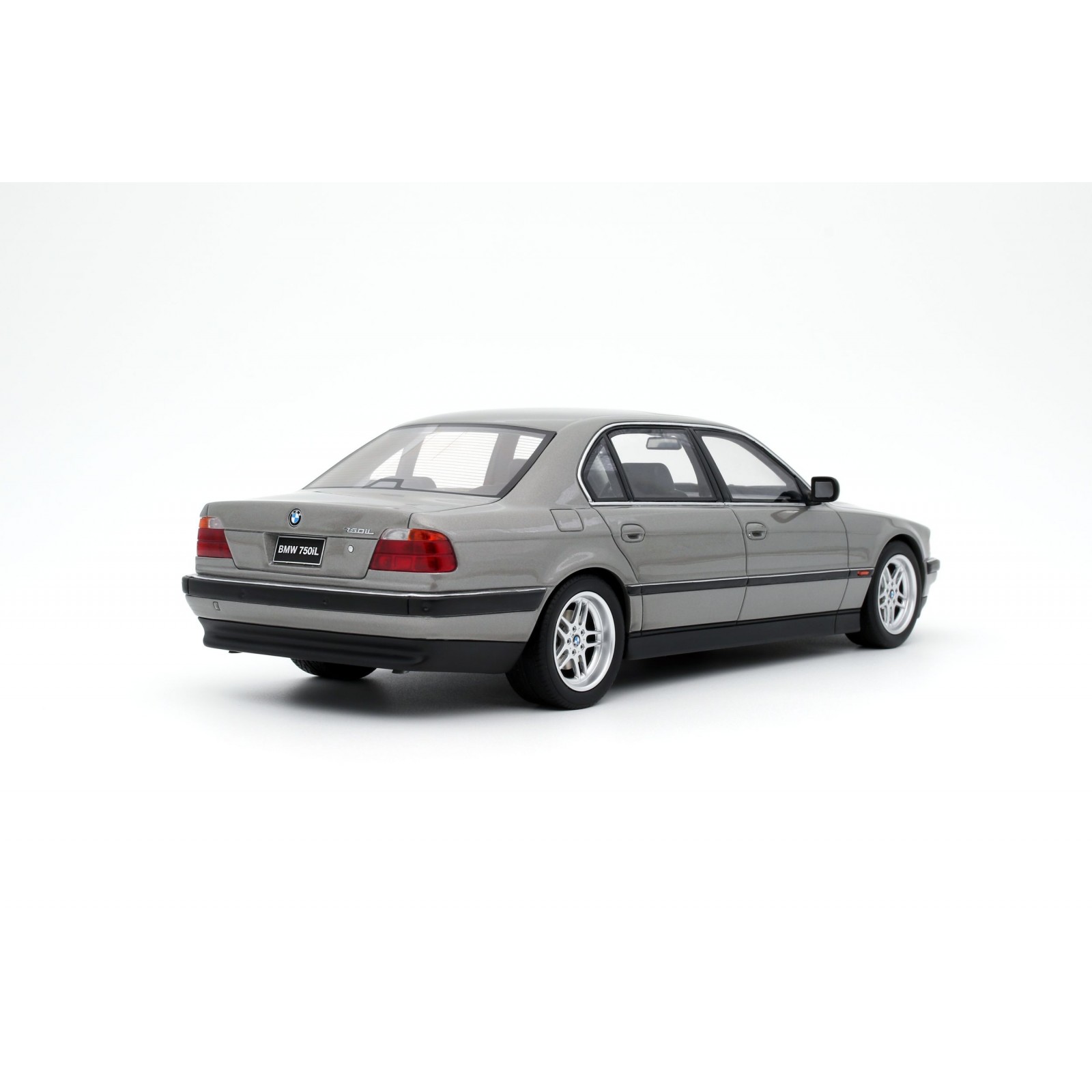 BMW E38 750 IL Aspen Silver Metallic 339 1995