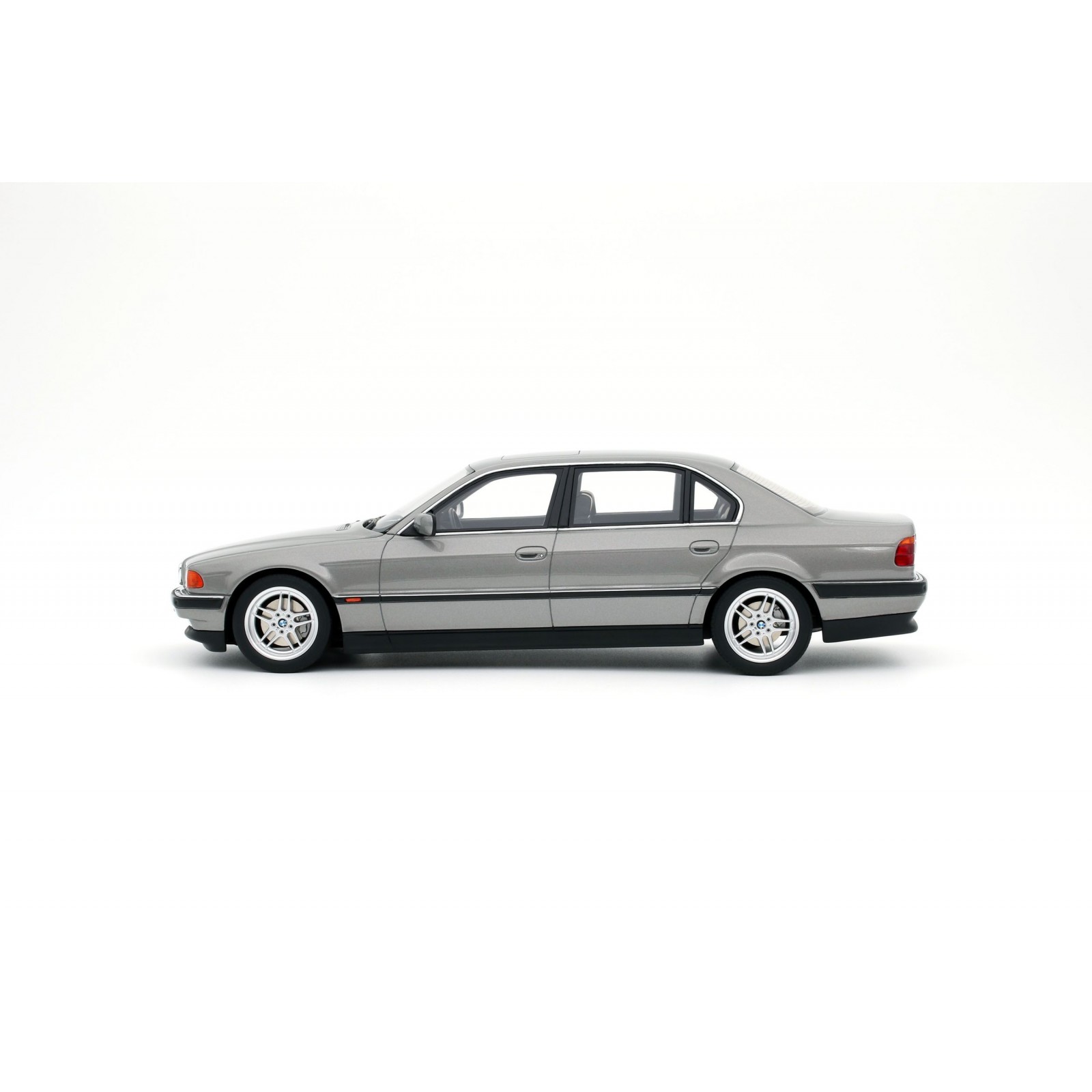 BMW E38 750 IL Aspen Silver Metallic 339 1995
